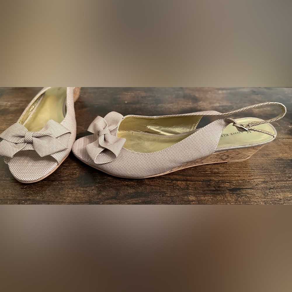 Anne Klein Women’s 9.5 wedges with bow